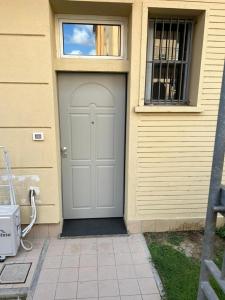 a white door on a house with a window at CasaCalzolari FIERA METEO TECNOPOLO BO in Bologna