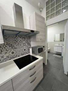 a kitchen with a sink and a microwave at CasaCalzolari FIERA METEO TECNOPOLO BO in Bologna +2 photos