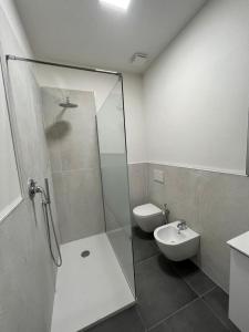 a bathroom with a shower and a toilet and a sink at CasaCalzolari FIERA METEO TECNOPOLO BO in Bologna
