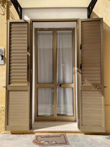 een voordeur van een huis met twee ramen bij La Perla di Lampedusa in Lampedusa