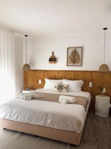 una camera con un grande letto con testiera in legno di DOURO BROTHERS a Resende