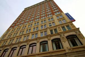 un grand bâtiment avec une tour d'horloge en haut dans l'établissement Fairfield Inn & Suites by Marriott Atlanta Downtown, à Atlanta