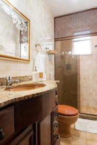 a bathroom with a toilet and a sink and a shower at Jacarepaguá Residence - Quarto em apartamento in Rio de Janeiro +86 photos