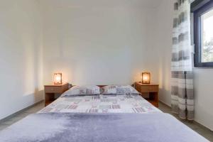 1 dormitorio con 1 cama y 2 lámparas en las mesas en Apartment in Razanac - Zadar Riviera 41400, en Ražanac