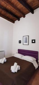Casa Bellini في باليرمو: غرفة نوم بسرير كبير مع وسادتين بيضاء