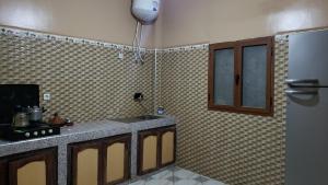 メルズーガにあるappartement familialeのシンクとカウンタートップのあるキッチン +10枚の写真