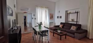 una sala de estar con un sofá y una mesa en Casa Bellini, en Palermo