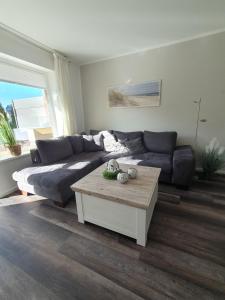 sala de estar con sofá y mesa de centro en "Seabreeze", en Grömitz