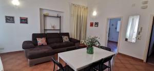 una sala de estar con un sofá y una mesa en Casa Bellini, en Palermo