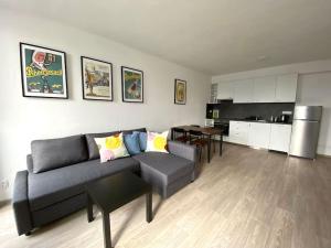 プルゼニにあるTwo-room apartment with garage in the centerのリビングルーム(ソファ、テーブル付)、キッチンが備わります。