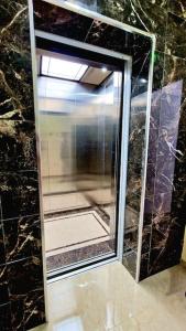 W łazience znajduje się prysznic ze szklanymi drzwiami. w obiekcie F4 vue sur mer w mieście Oran
