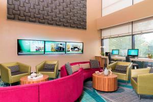 TV a/nebo společenská místnost v ubytování SpringHill Suites by Marriott Chicago O'Hare