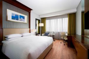 首爾的住宿－首爾時代廣場萬怡酒店，酒店客房设有一张大床和一张书桌。