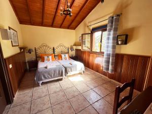 een slaapkamer met een bed en een raam erin bij Hotel Rural Villa de Hermigua in Hermigua