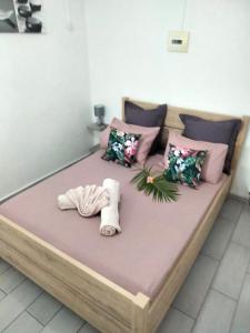 uma cama com duas toalhas e almofadas em Les Gîtes de Bibine Coin calme et tranquille em Rabi