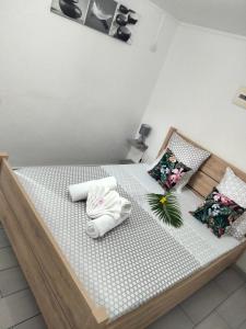 um quarto com uma cama com toalhas em Les Gîtes de Bibine Coin calme et tranquille em Rabi