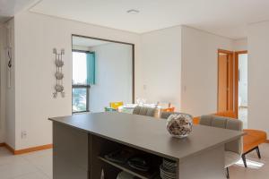 Una cocina con una mesa y un comedor. en Clube Frente Mar | Sauna | Piscina | Beto Carrero, en Piçarras