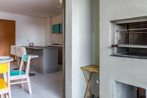 una puerta abierta a una cocina con mesa y sillas en Clube Frente Mar | Sauna | Piscina | Beto Carrero, en Piçarras 43 fotos más