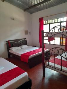 een slaapkamer met 2 bedden en een raam bij LUNA del DESIERTO TATACOA in Villavieja