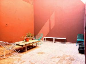a room with two chairs and a table and a radiator at WHOST Hotel y Hostal in Mexico City