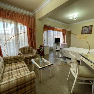 a hotel room with a bed and a living room at Hotel Kokusai in Cochabamba