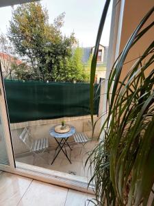 d'une terrasse avec une table et des chaises sur un balcon. dans l'établissement Luxueux Logement Entier à 5mn de PARIS avec Cour, à Villejuif