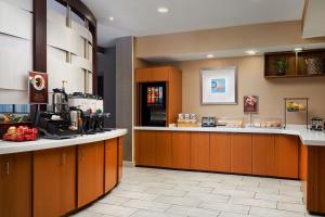 a fast food restaurant with a counter in a room at SpringHill Suites Edgewood Aberdeen in Bel Air