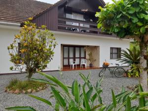 a view of a house from the garden at Hospedagem Tia Marli in Pomerode