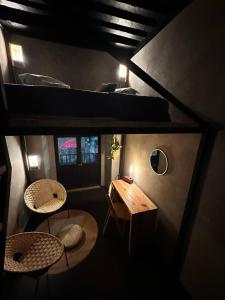 Habitación con 2 sillas, mesa y litera en Casa Sabina Down Town Mexico City, en Ciudad de México