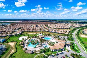 een luchtzicht op een resort met een zwembad bij Modern Luxury at Champions Gate Resort in Davenport