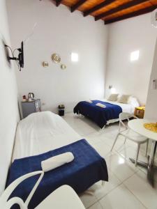 En eller flere senge i et værelse på Las Salinas Hostal