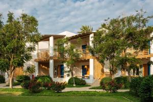 une maison avec des arbres devant elle dans l'établissement Hotel Paracas, a Luxury Collection Resort, Paracas, à Paracas