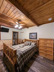 um quarto com uma cama e um tecto de madeira em The Lodge at Devils Tower em Devils Tower