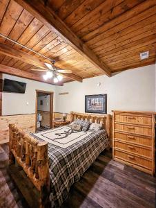 um quarto com uma cama grande e um tecto em madeira em The Lodge at Devils Tower em Devils Tower