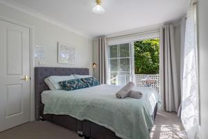 een slaapkamer met een bed en een raam bij Swanbrook in Mount Victoria