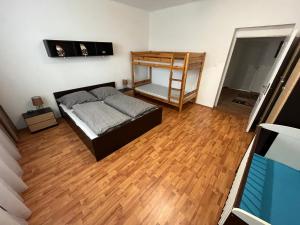 ein Wohnzimmer mit einem Bett und einer Leiter in der Unterkunft Feel Good Apartment in Detva