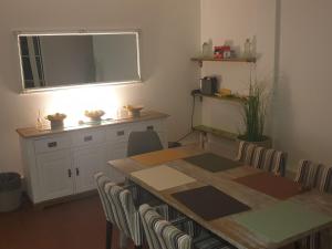 uma sala de jantar com mesa e cadeiras em St@y Tunes em Albufeira