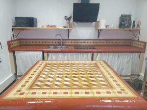um tabuleiro de xadrez numa cama num quarto em St@y Tunes em Albufeira