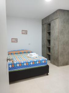 1 cama y armario en una habitación en Apartamento con ubicación estratégica en Cartagena de Indias