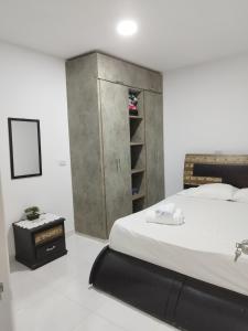 1 dormitorio con 1 cama grande y armario en Apartamento con ubicación estratégica en Cartagena de Indias