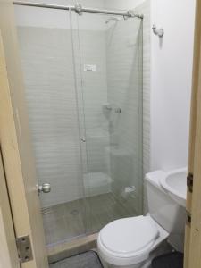 y baño con ducha, aseo y lavamanos. en Apartamento con ubicación estratégica en Cartagena de Indias