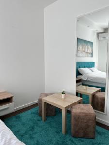 sypialnia ze stołem, 2 krzesłami i łóżkiem w obiekcie DREAM apartments w Niszu