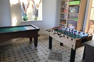 uma sala de jogos com uma mesa de bilhar e uma conta em Mansion Ma Dame Jeanne in Durbuy with a sauna em Durbuy