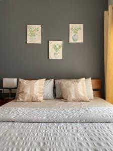 een bed in een slaapkamer met drie foto's aan de muur bij Aquaview in Bijilo