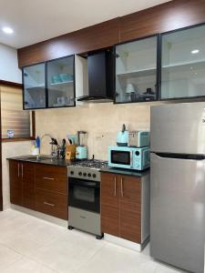 een keuken met een roestvrijstalen koelkast en een magnetron bij Aquaview in Bijilo