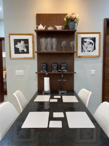een eetkamer met een tafel en witte stoelen bij Aquaview in Bijilo