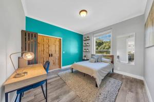 Postel nebo postele na pokoji v ubytování Luxe & Comfy Vineyard Estate ~ Breathtaking Views!