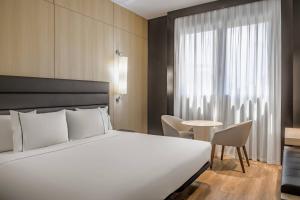 Postel nebo postele na pokoji v ubytování AC Hotel Valencia by Marriott