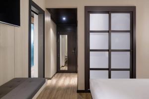 Postel nebo postele na pokoji v ubytování AC Hotel Valencia by Marriott