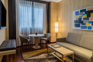Posezení v ubytování AC Hotel Valencia by Marriott